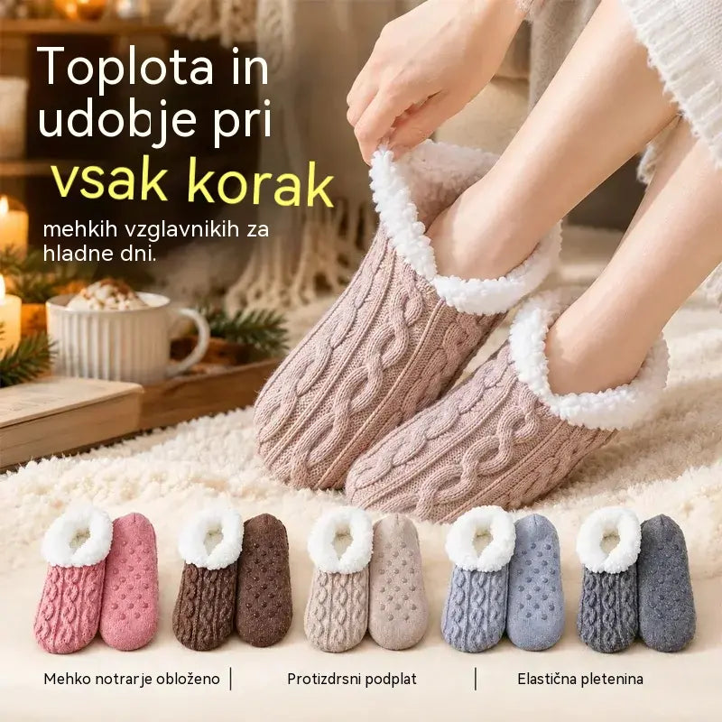 🧦 Posebni paket 2 parov: Mehke puhaste hišne nogavice z nedrsečim silikonskim podplatom · Topla kosmata podloga · Elastična pletenina s kitastim vzorcem · Udobje in toplota za zimo!