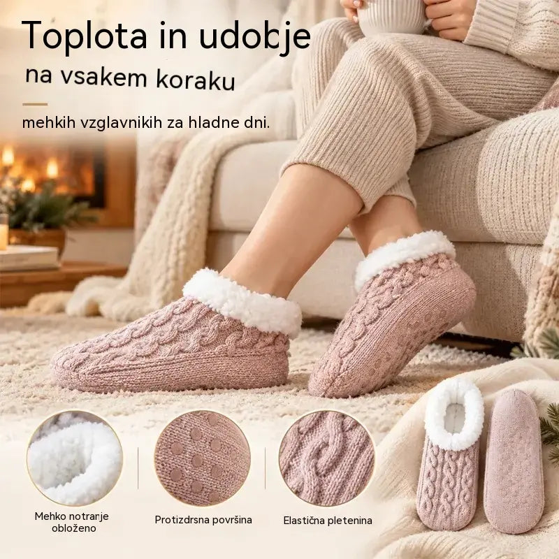 🧦 Posebni paket 2 parov: Mehke puhaste hišne nogavice z nedrsečim silikonskim podplatom · Topla kosmata podloga · Elastična pletenina s kitastim vzorcem · Udobje in toplota za zimo!
