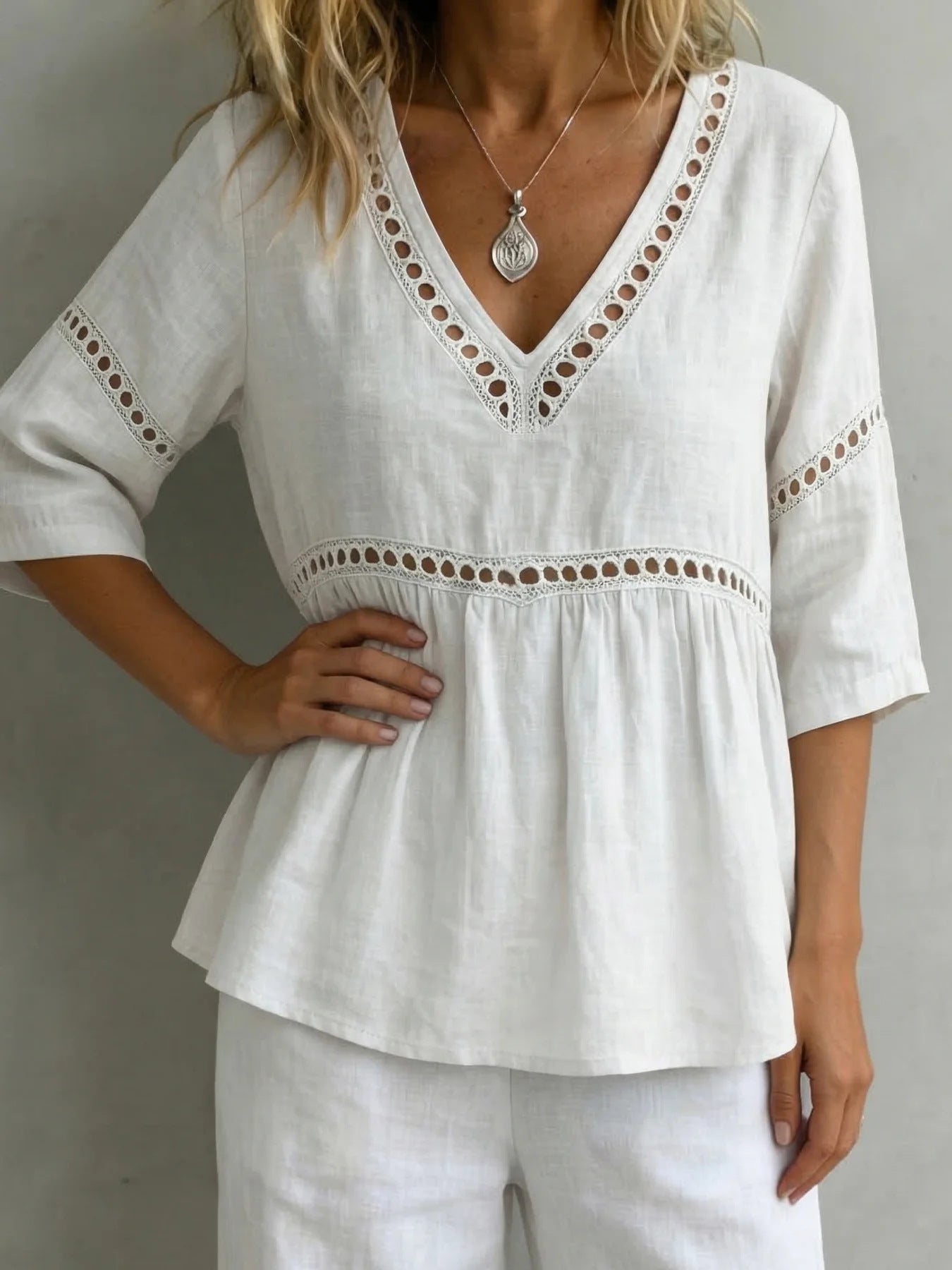 🔥 Letnia Wyprzedaż ✨Elegancka Bluzka Boho z Haftem i Dekoltem V: Lekka, Stylowa i Kobieca
