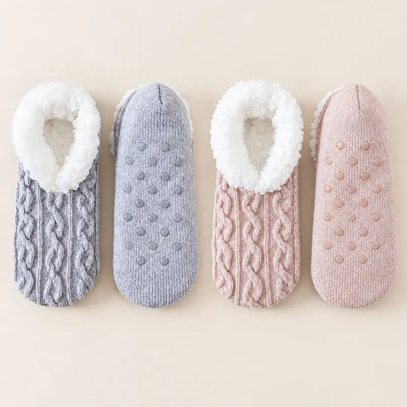 🧦 Posebni paket 2 parov: Mehke puhaste hišne nogavice z nedrsečim silikonskim podplatom · Topla kosmata podloga · Elastična pletenina s kitastim vzorcem · Udobje in toplota za zimo!