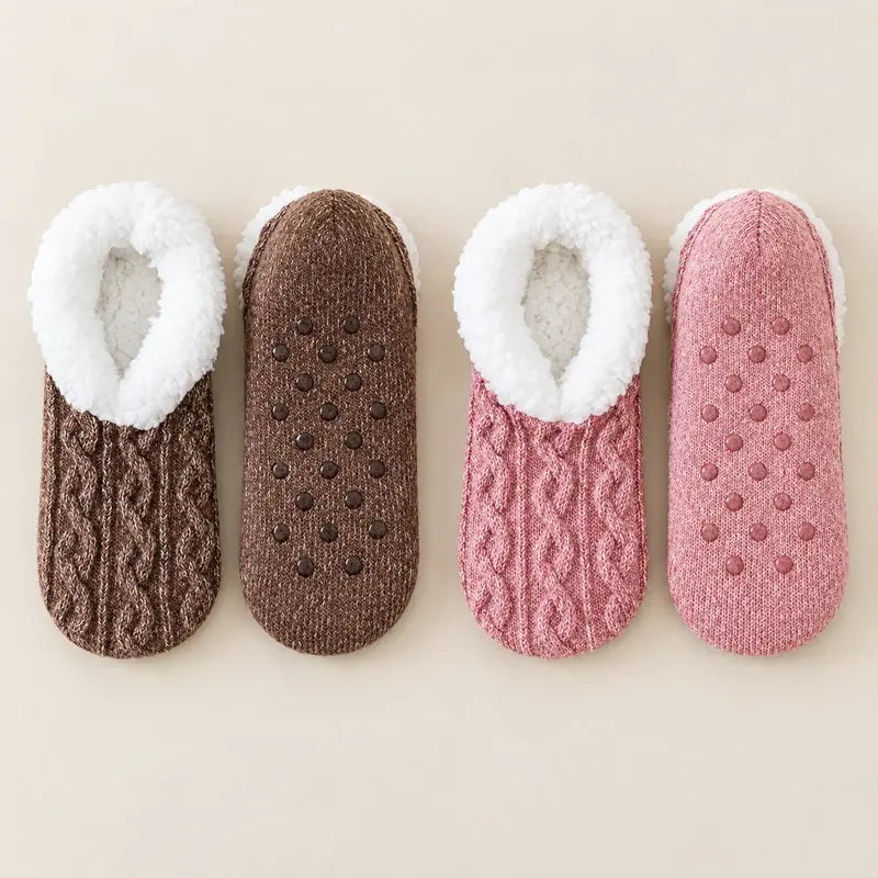 🧦 Posebni paket 2 parov: Mehke puhaste hišne nogavice z nedrsečim silikonskim podplatom · Topla kosmata podloga · Elastična pletenina s kitastim vzorcem · Udobje in toplota za zimo!
