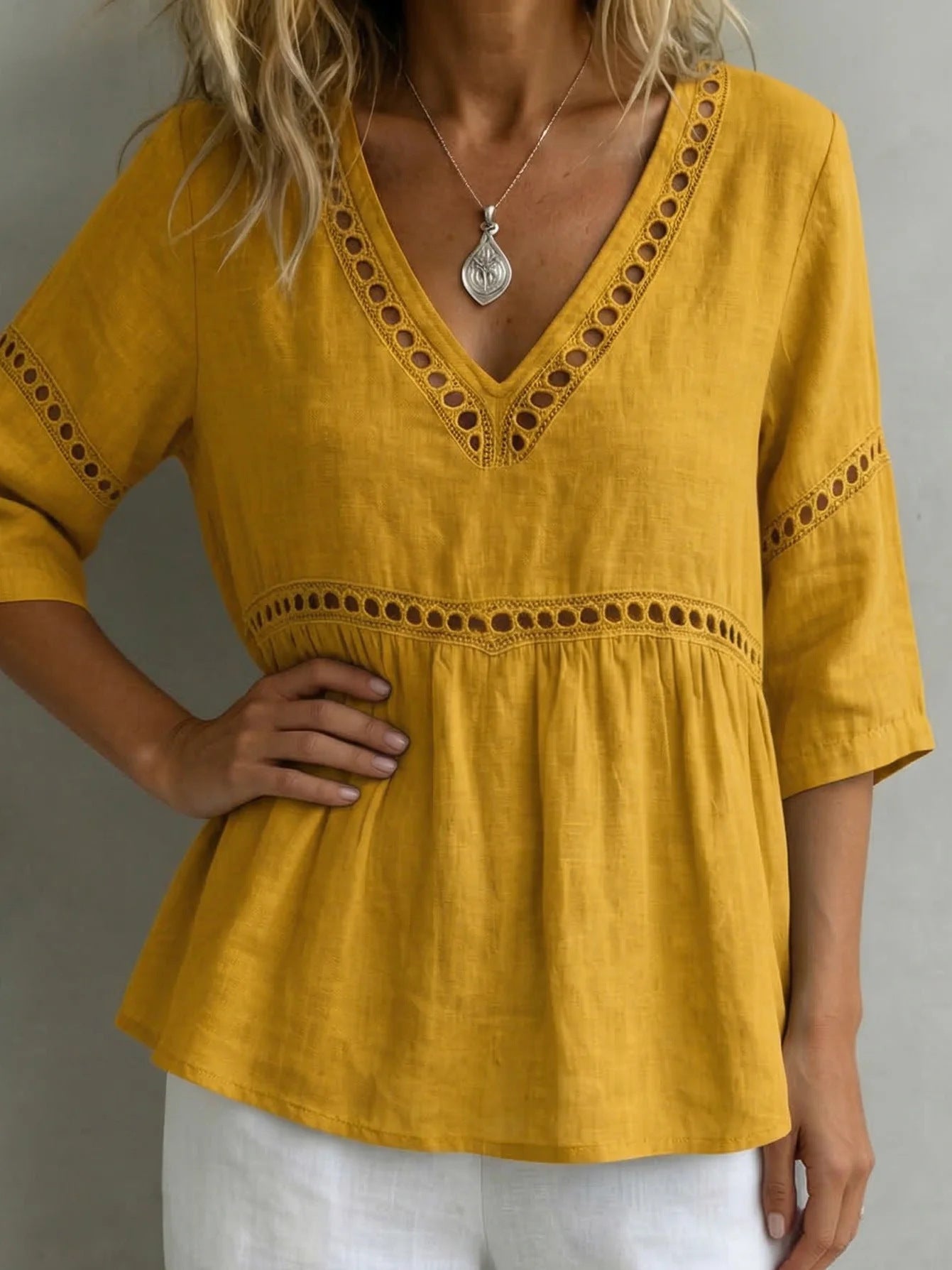🔥 Letnia Wyprzedaż ✨Elegancka Bluzka Boho z Haftem i Dekoltem V: Lekka, Stylowa i Kobieca
