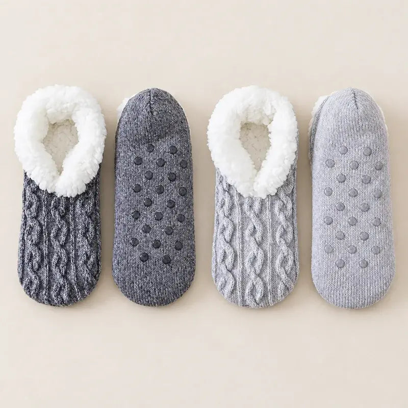 🧦 Posebni paket 2 parov: Mehke puhaste hišne nogavice z nedrsečim silikonskim podplatom · Topla kosmata podloga · Elastična pletenina s kitastim vzorcem · Udobje in toplota za zimo!