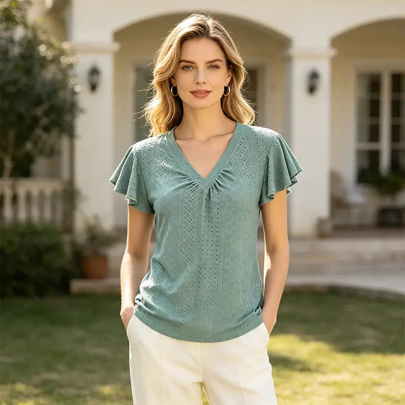 👚 Modny bawełniany T-shirt z dekoltem w szpic, bufiastymi rękawami i eleganckimi wycięciami